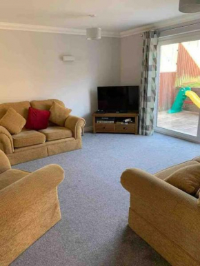 Three double bedrooms detached house, 5 minutes walk to the beach and with private parking, perfect for a family!
